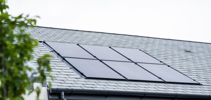 Image of solar panels on the roof of a house. 